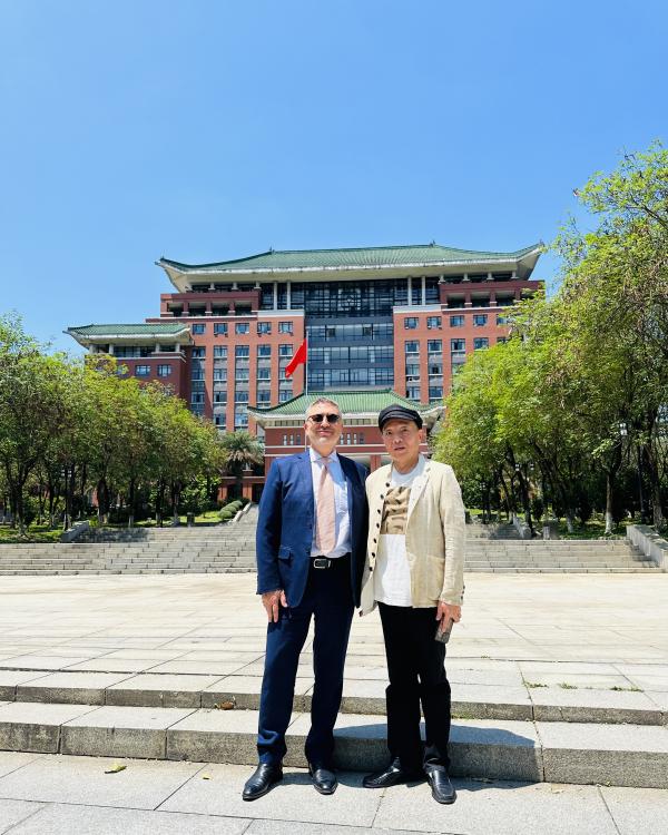 Zheng Li et François Roger devant la Présidence de la South China Agricultural University à Guangzhou.
